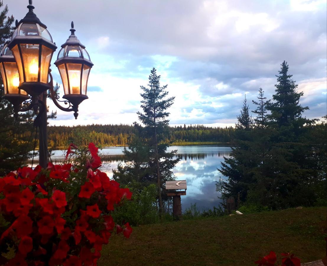 WETTSTONE GUEST RANCH BED & BREAKFAST | BRIDGE LAKE, CANADA | SEASON ...